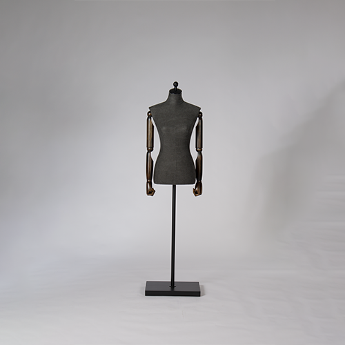 ESSENTIALS Mannequins
