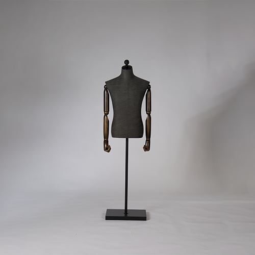 ESSENTIALS Mannequins