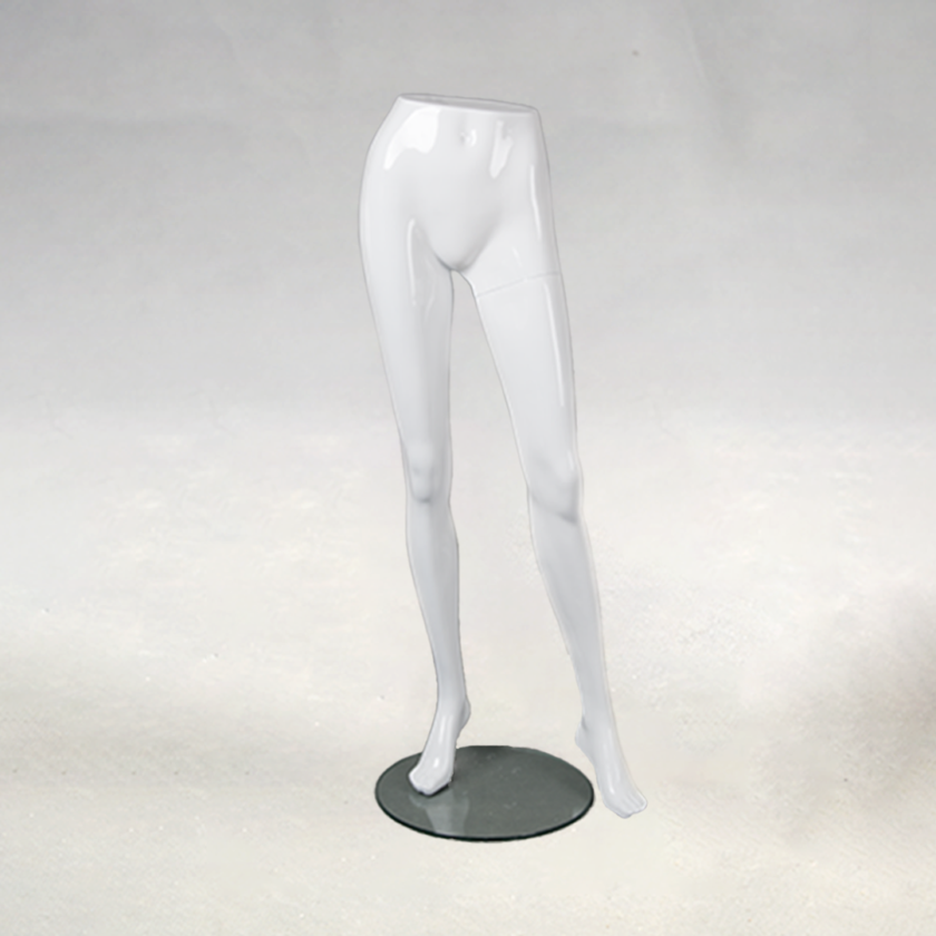 ESSENTIALS Mannequins
