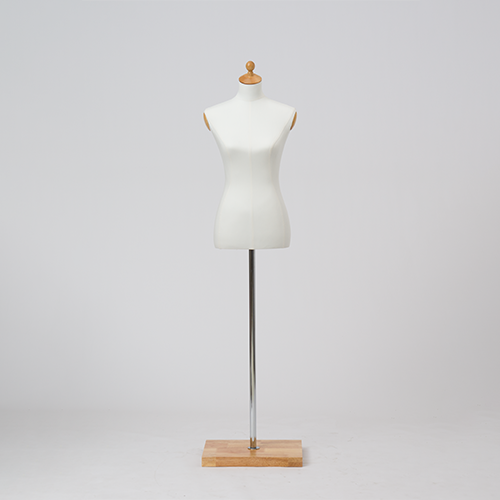 ESSENTIALS Mannequins